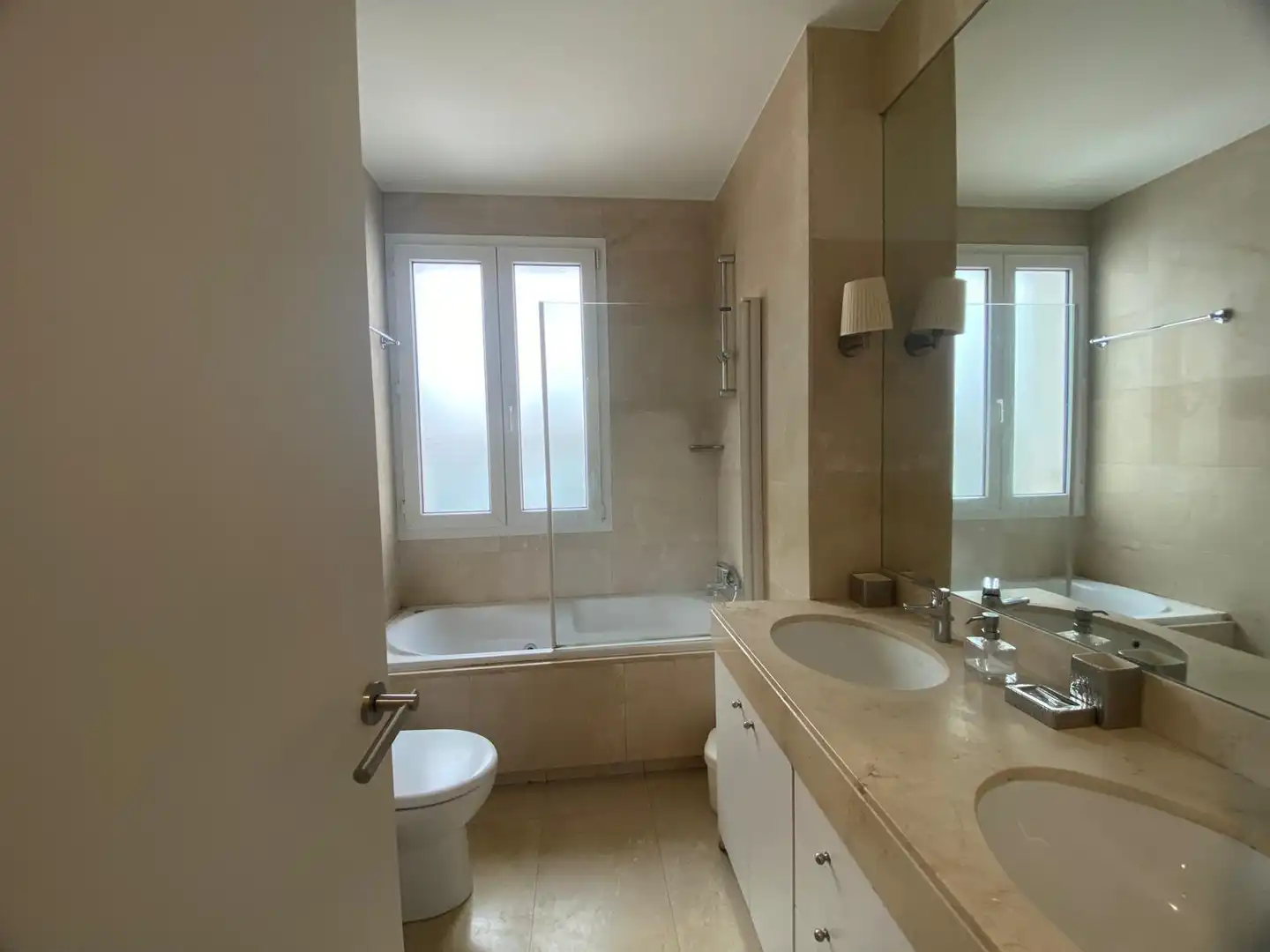 Bany de Apartament de lloguer en Madrid amb Aire condicionat, Calefacció i Moblat