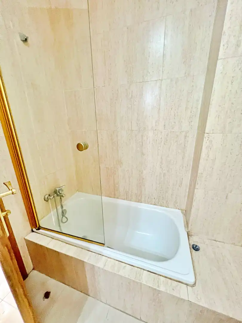 Baño de Apartamento de alquiler en Lugo con Calefacción, Parquet y Amueblado
