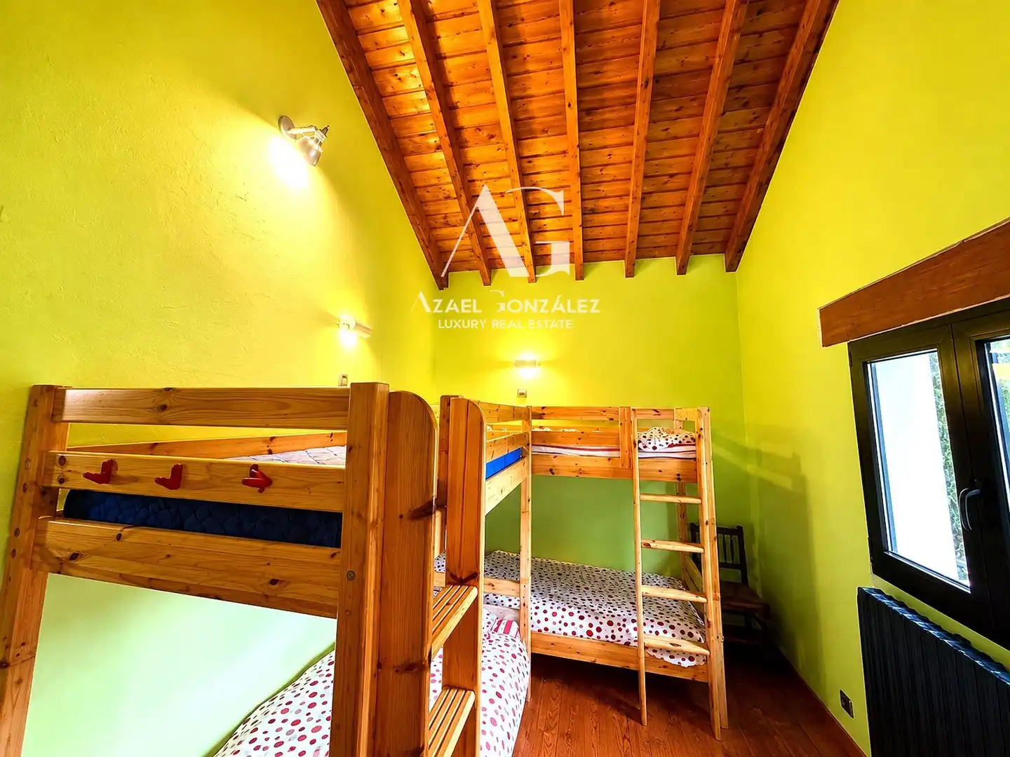Dormitori de Casa o xalet en venda en Entrambasaguas amb Calefacció, Jardí privat i Traster