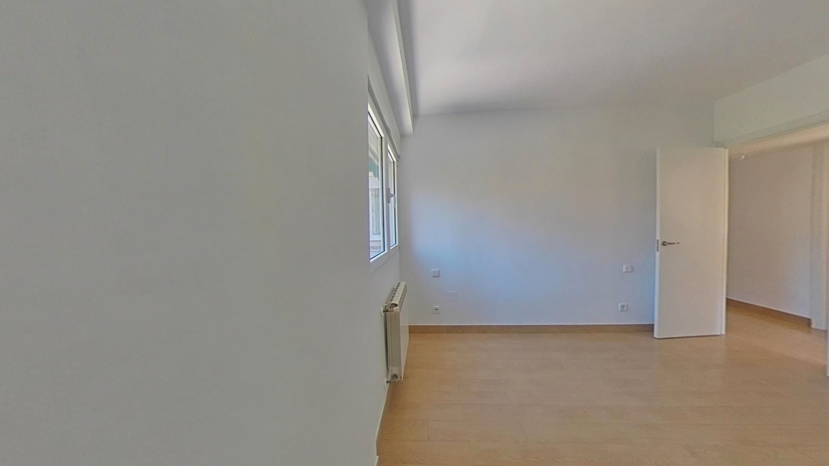 Bedroom of Flat for sale in  Madrid Capital  with Air Conditioner, Heating and Balcony