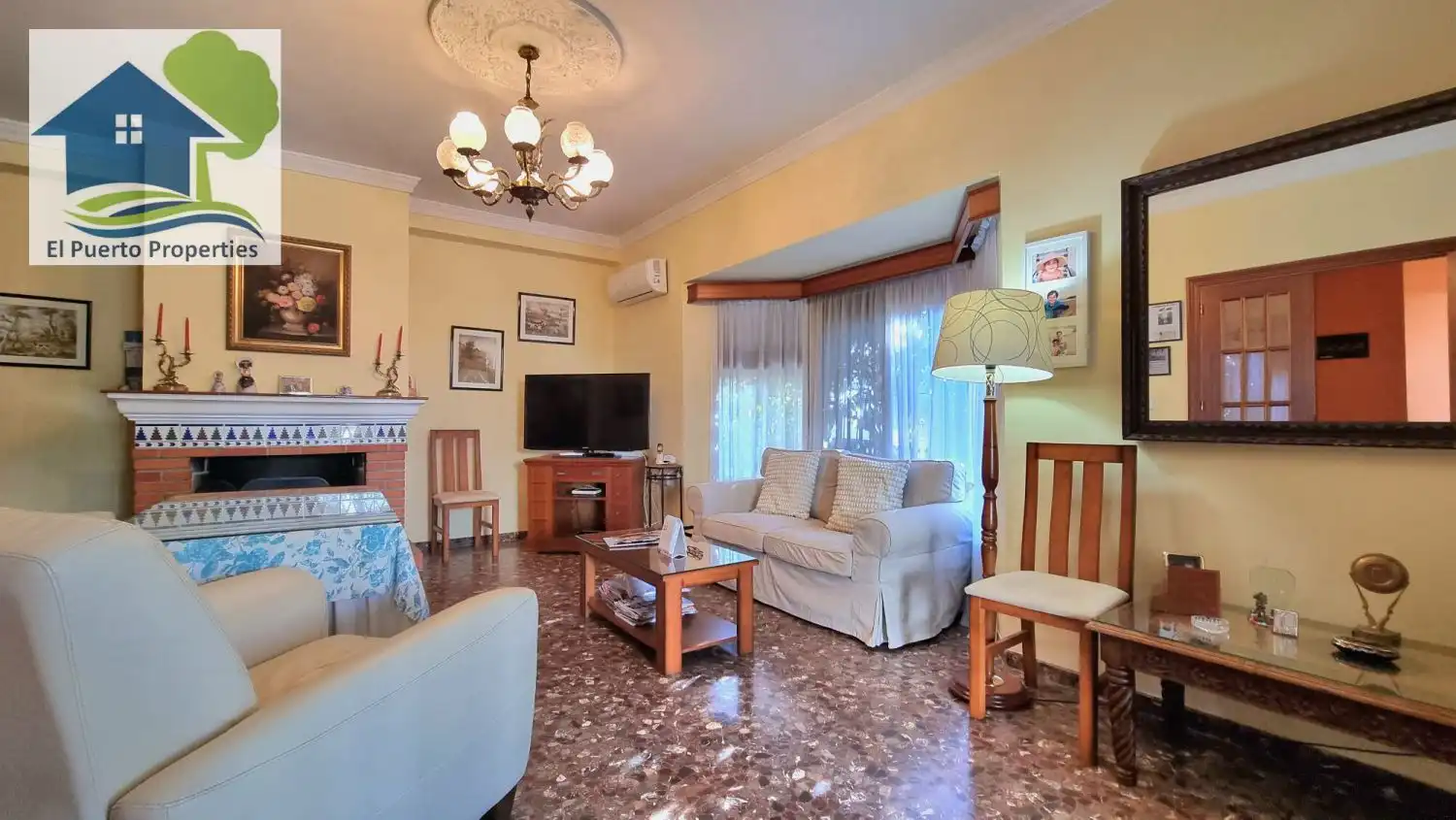 Sala d'estar de Casa o xalet en venda en El Puerto de Santa María amb Aire condicionat, Jardí privat i Traster
