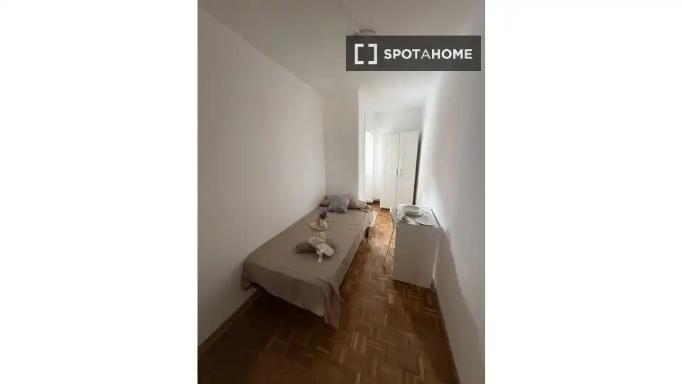 Bedroom of Flat for share in Madrid  with Air Conditioner, Heating and Terrace