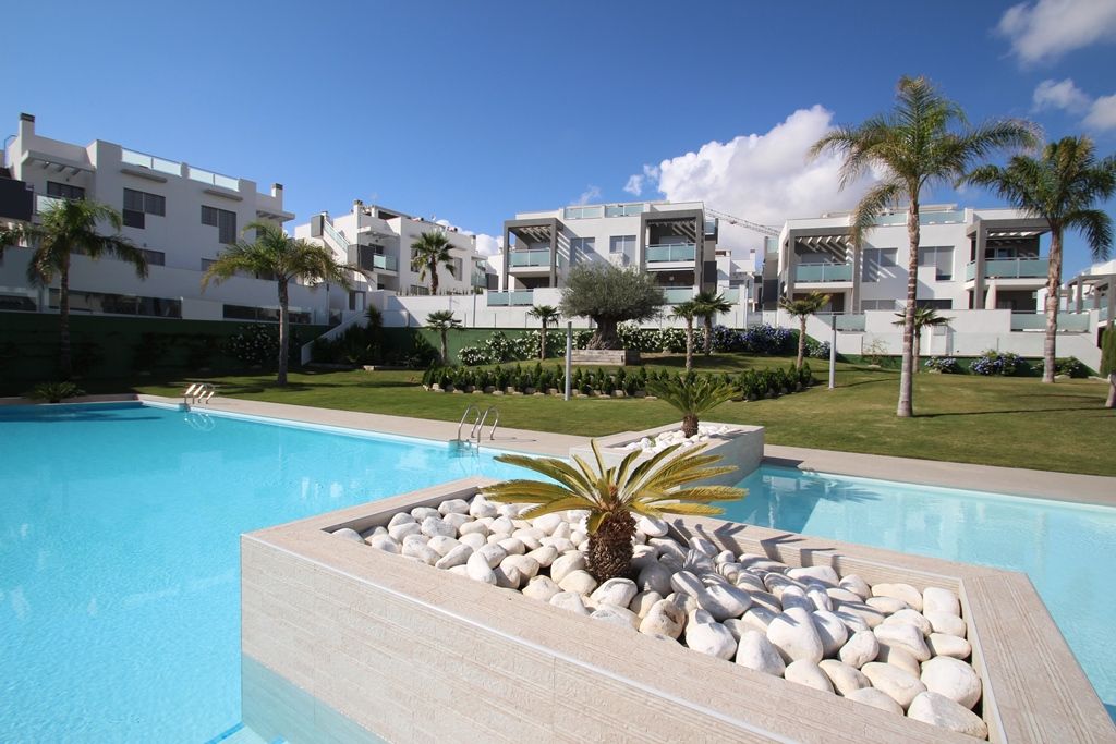 Piscina de Apartament en venda en Torrevieja amb Aire condicionat, Calefacció i Jardí privat