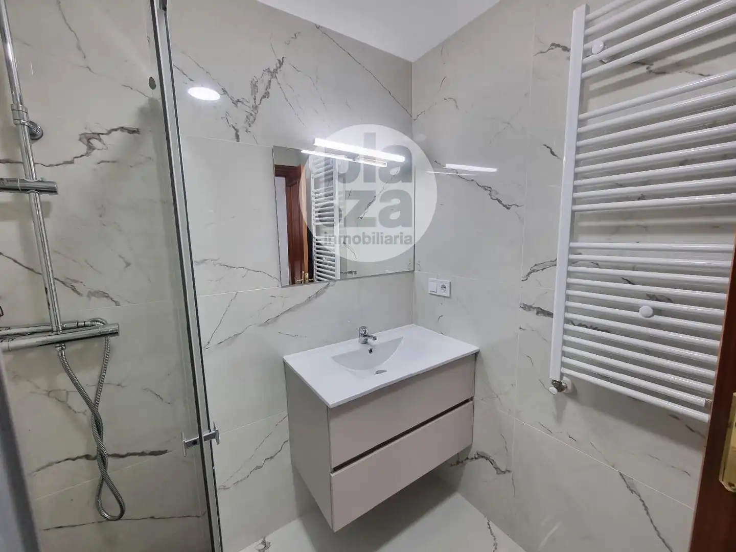 Bathroom of Flat for rent in Burgos  with Heating, Furnished and Internet