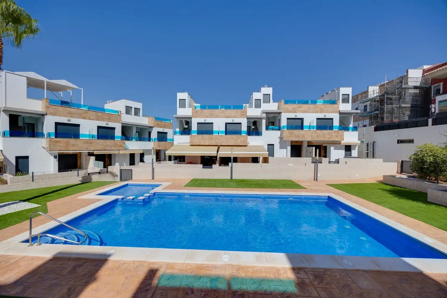Reihenhaus mit Pool zum Verkauf in Calle Carmen Laforet 58
