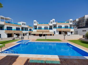 Adosado con piscina en venta en Calle Carmen Laforet 58