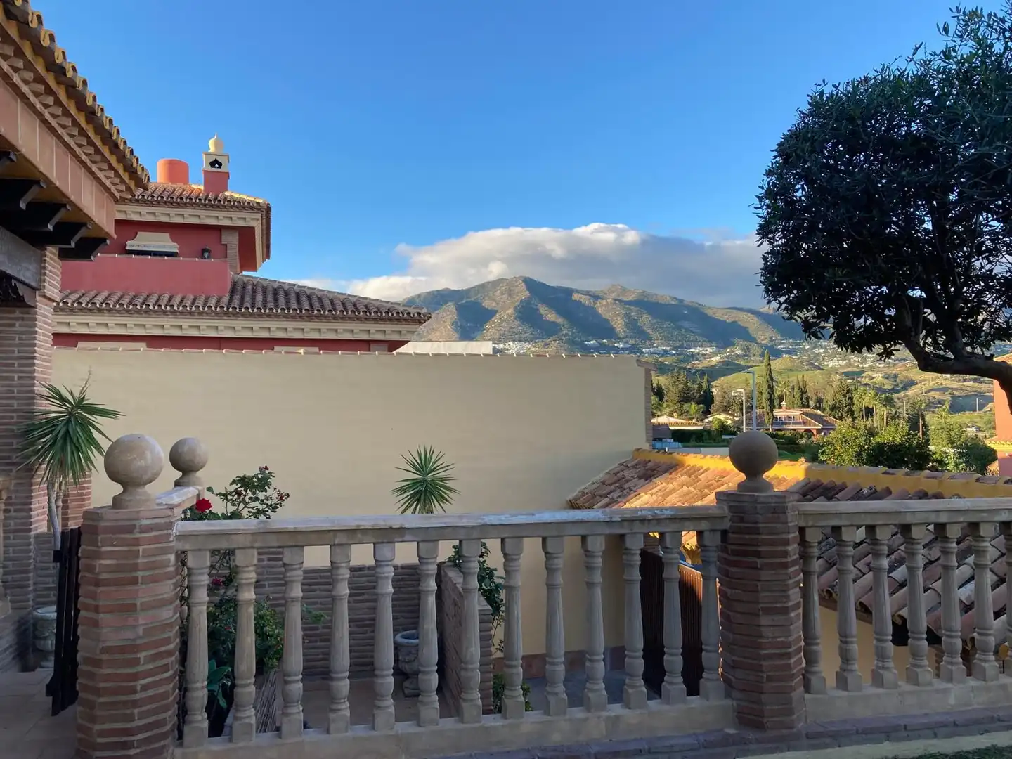 Vista exterior de Casa o chalet en venta en Fuengirola con Aire acondicionado, Jardín privado y Parquet