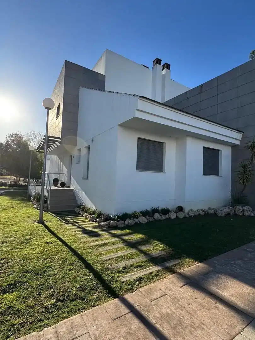 Vista exterior de Pis de lloguer en Chiva amb Aire condicionat, Jardí privat i Parquet