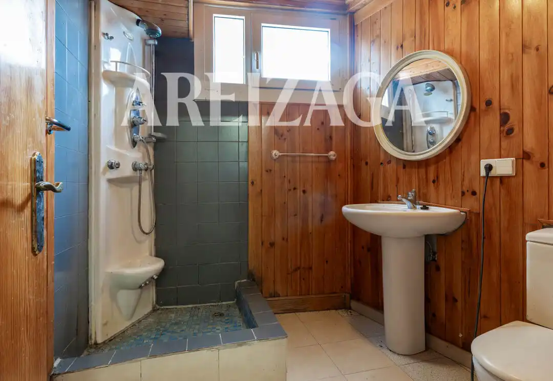 Bany de Casa o xalet en venda en Donostia - San Sebastián  amb Calefacció, Jardí privat i Terrassa