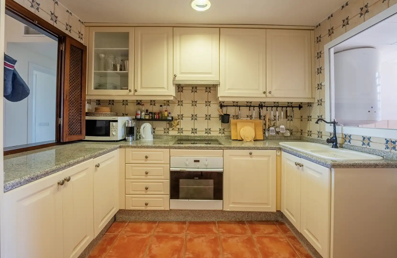 Cocina de Apartamento de alquiler en Estepona con Aire acondicionado, Calefacción y Terraza