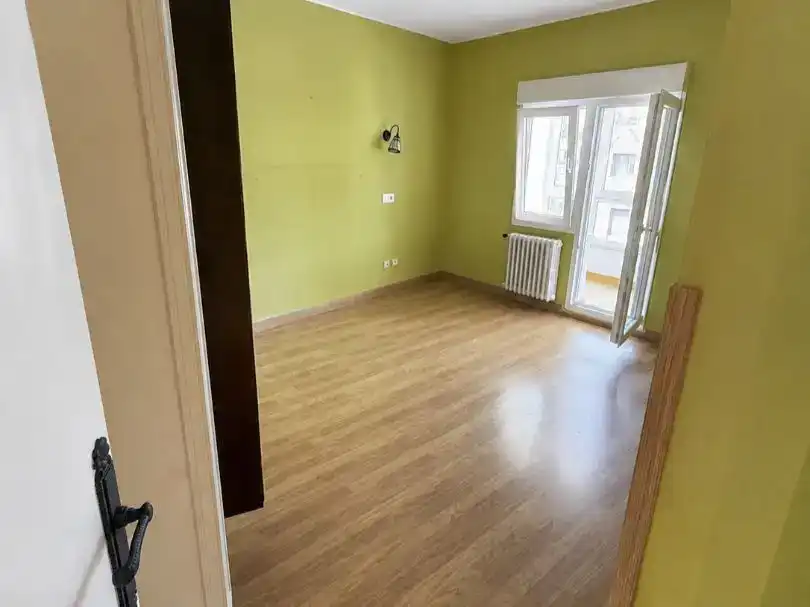 Dormitori de Pis en venda en Oviedo  amb Terrassa i Balcó