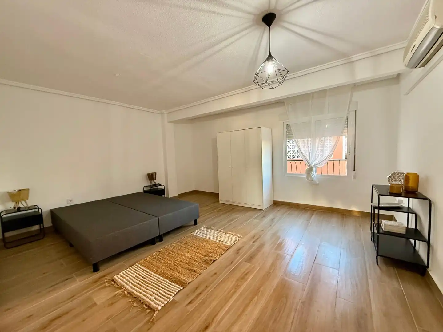 Habitación de Apartamento en venta en Catral con Lavadora, Microondas y TV