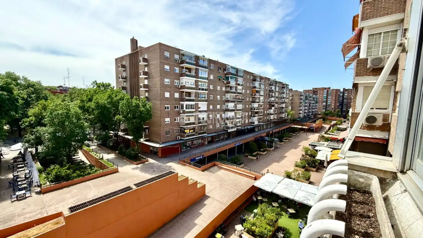 Vista exterior de Pis en venda en Madrid amb Calefacció i Parquet