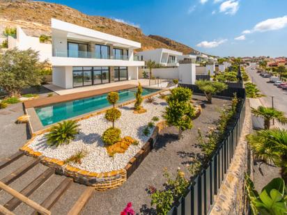 Vista exterior de Casa o xalet en venda en Finestrat amb Aire condicionat, Jardí privat i Terrassa