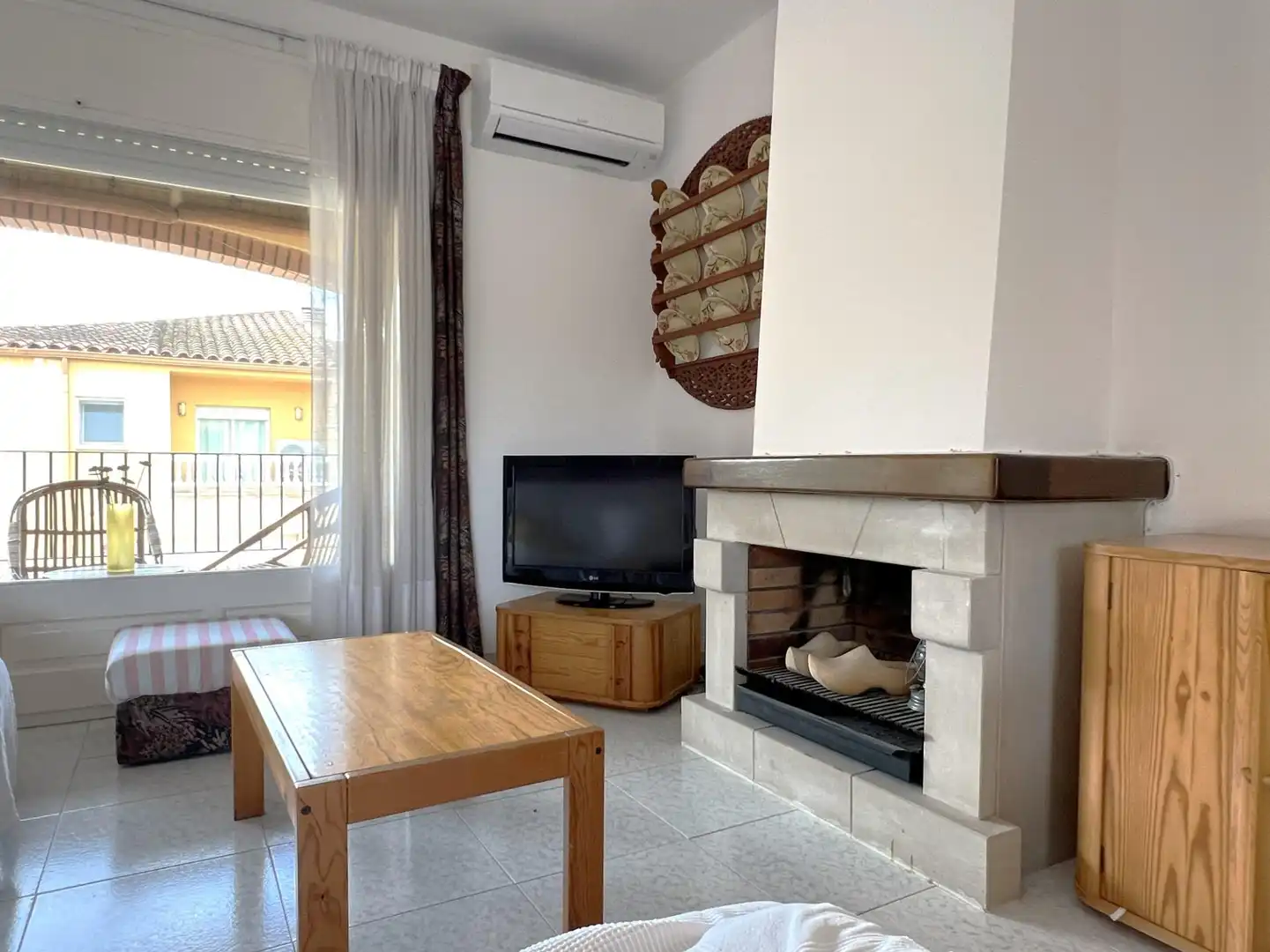 Sala de estar de Casa adosada en venta en Sant Pere Pescador con Aire acondicionado, Jardín privado y Terraza