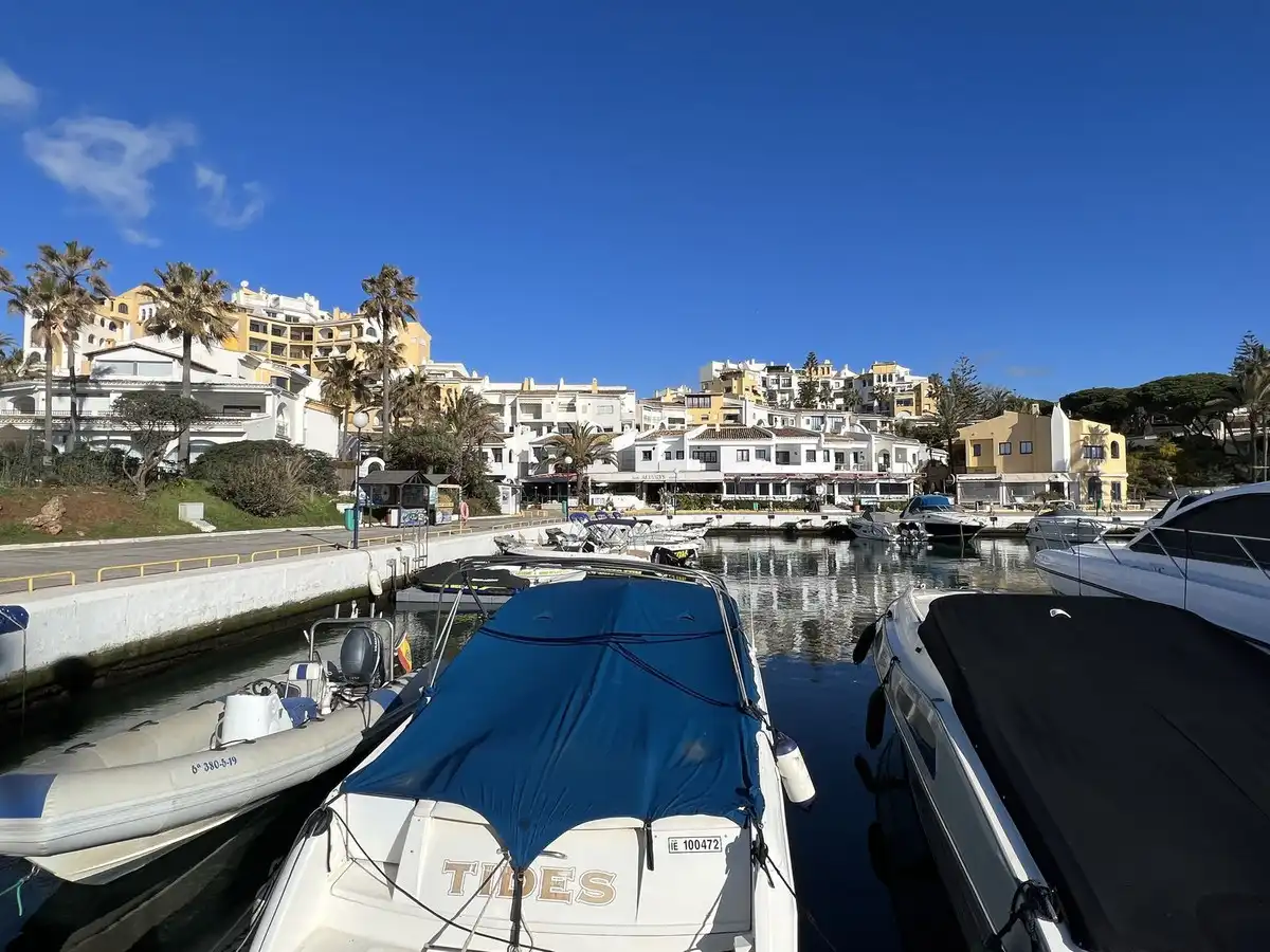 Vista exterior de Planta baixa en venda en Marbella amb Piscina comunitària