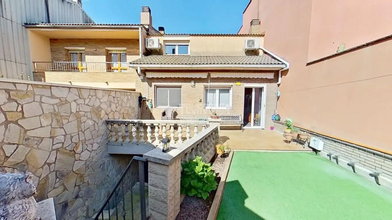 Vista exterior de Casa adosada en venta en Manresa