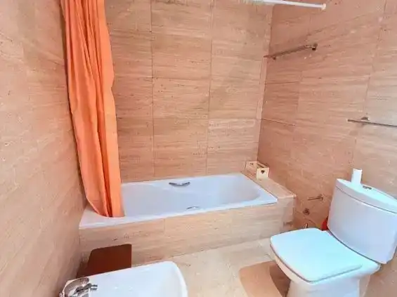 Badezimmer von Wohnungen zur Miete in  Madrid Capital mit Klimaanlage
