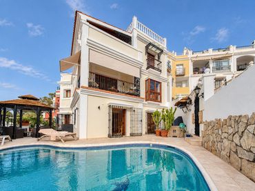 Reihenhaus mit Pool zum Verkauf in Nueva Andalucía