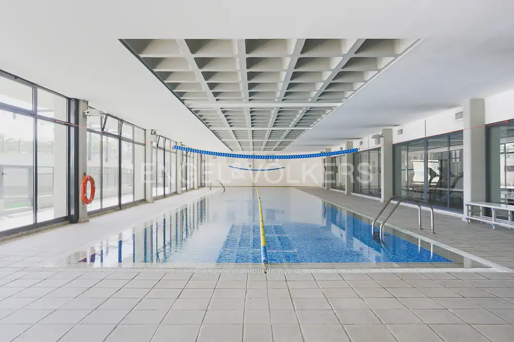 Swimming pool of Flat for rent in Paterna  with Air Conditioner, Heating and Parquet flooring