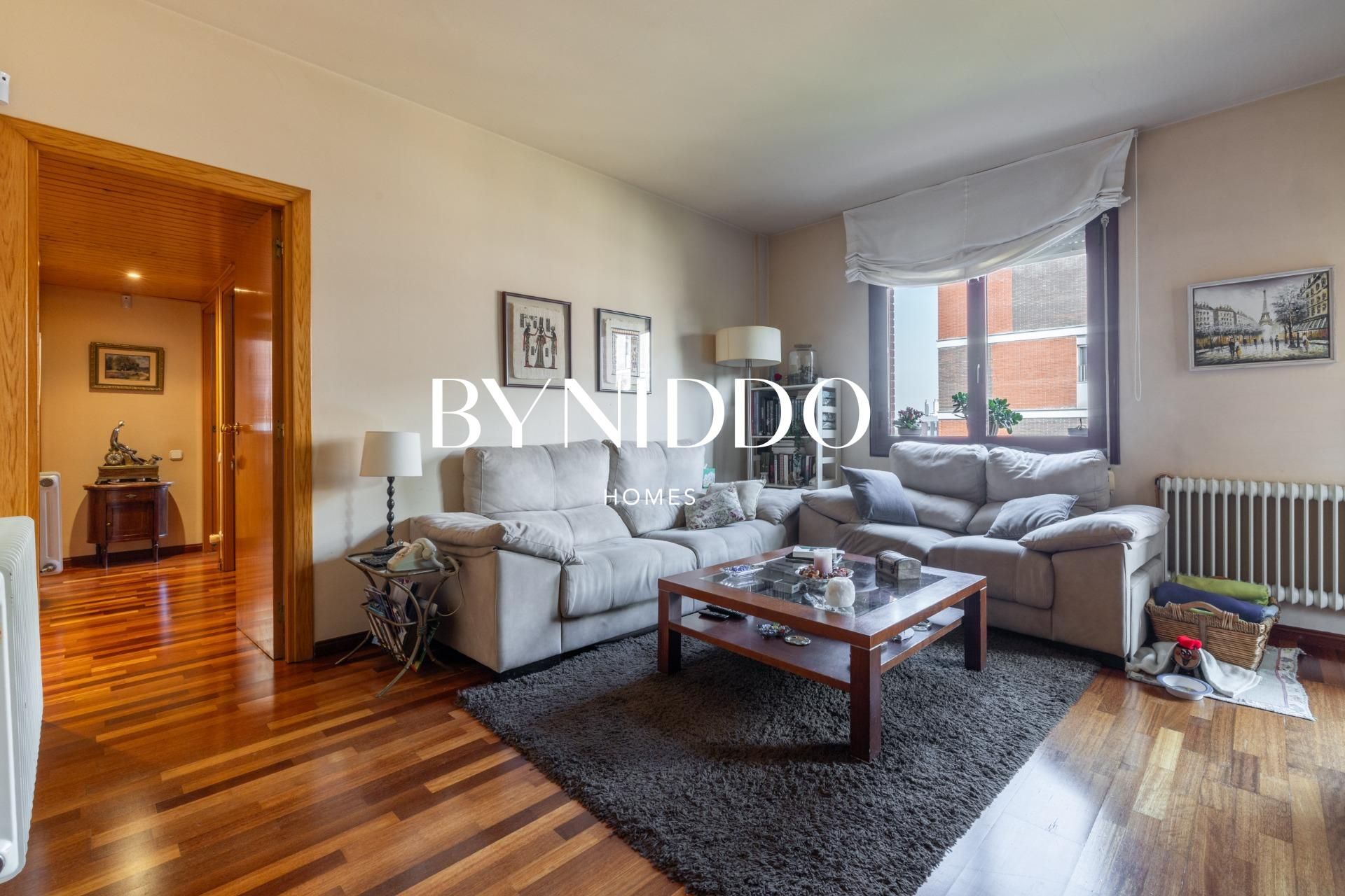 Living room of Flat for sale in Sant Cugat del Vallès  with Air Conditioner, Heating and Parquet flooring