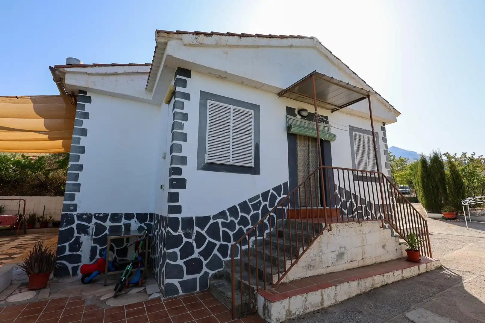 Vista exterior de Casa o xalet en venda en Cogollos de la Vega amb Piscina