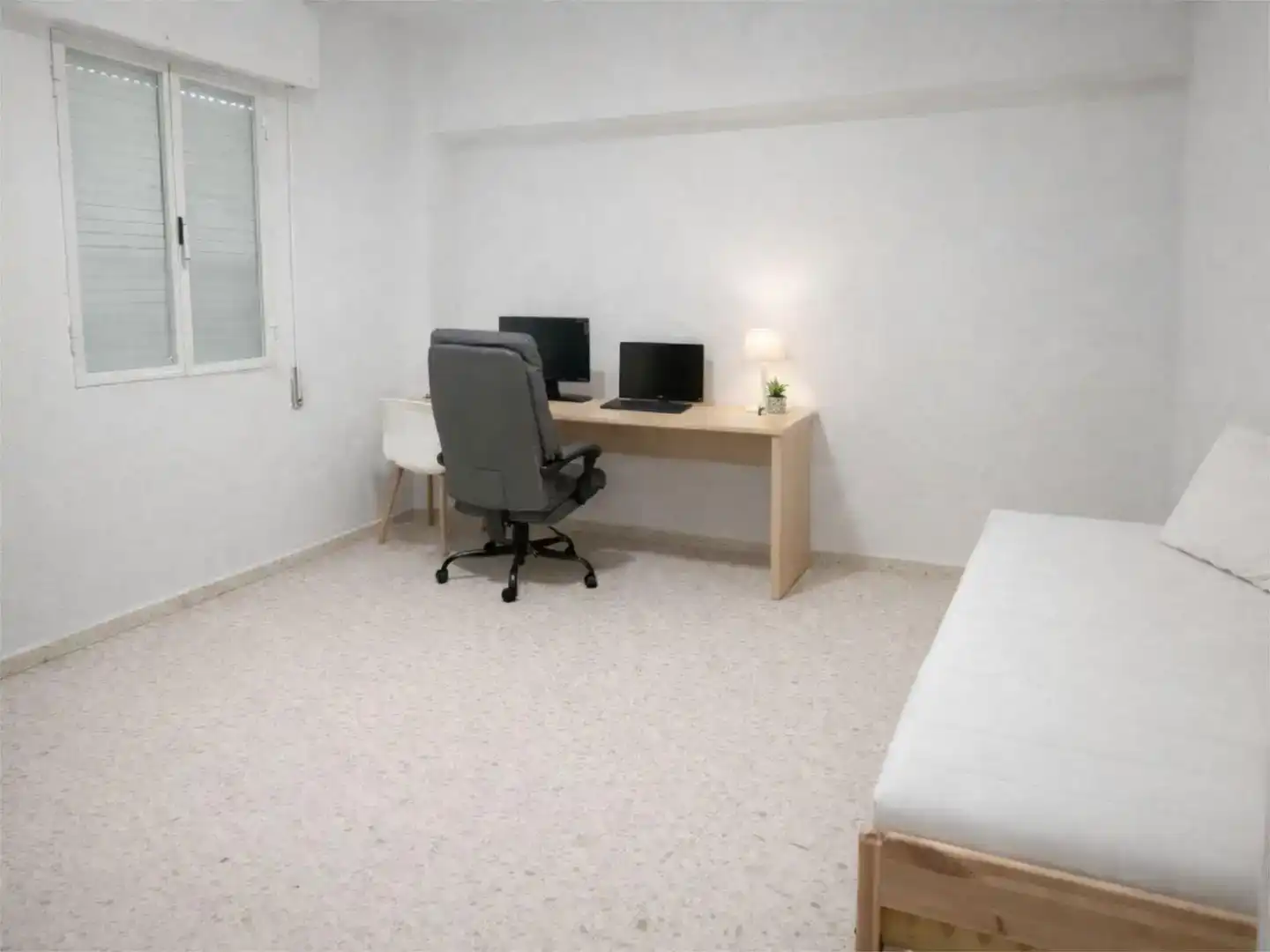 Bedroom of Flat for share in Alcalá de Guadaira  with Air Conditioner, Private garden and Furnished