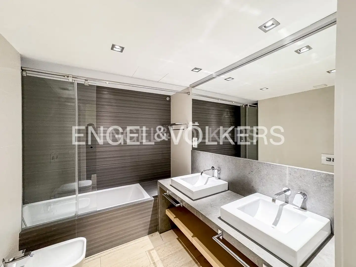 Bathroom of Flat for rent in Barcelona  with Air Conditioner, Heating and Parquet flooring