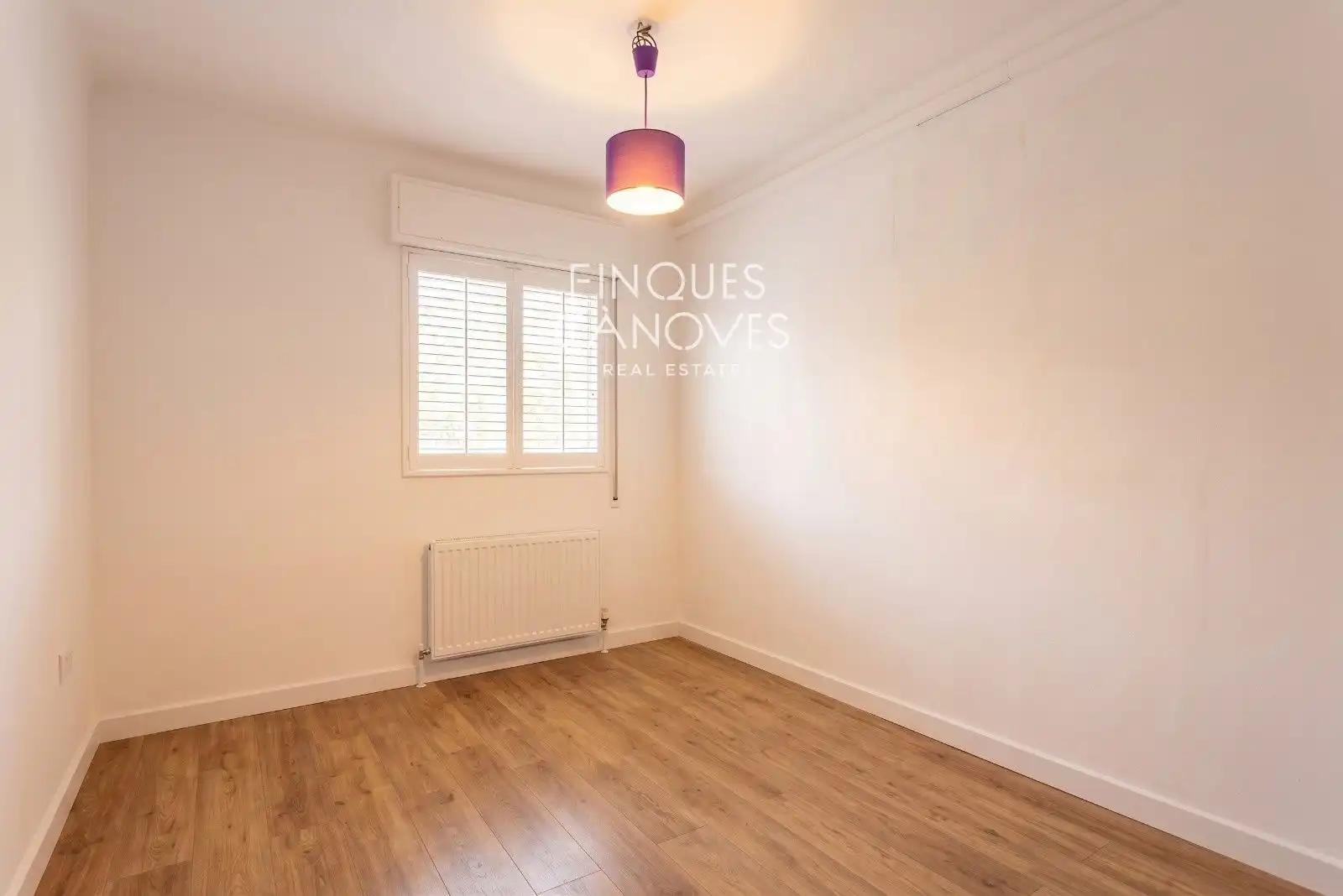 Schlafzimmer von Dachboden zum Verkauf in Girona mit Heizung, Terrasse und Abstellraum