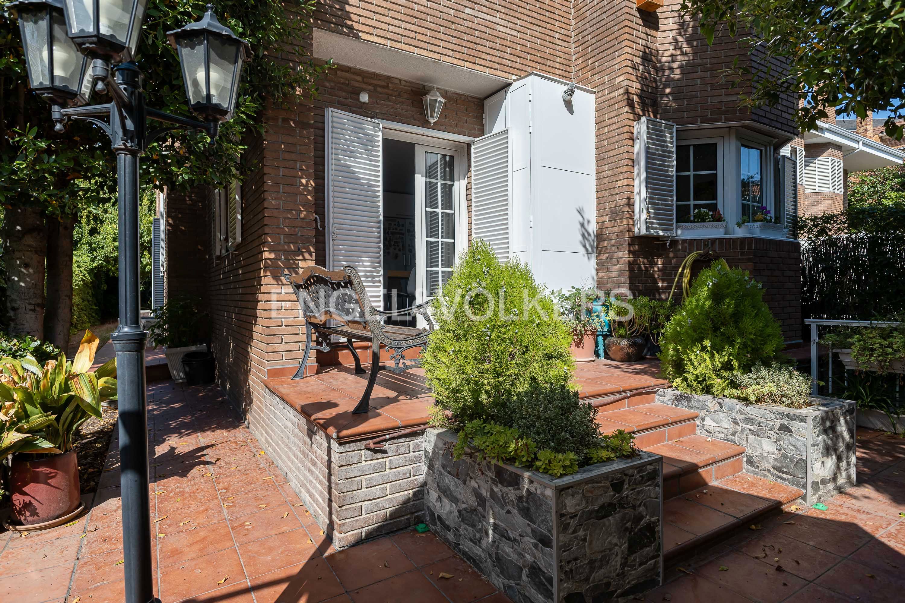 Exterior view of Single-family semi-detached for sale in  Madrid Capital  with Air Conditioner, Heating and Private garden