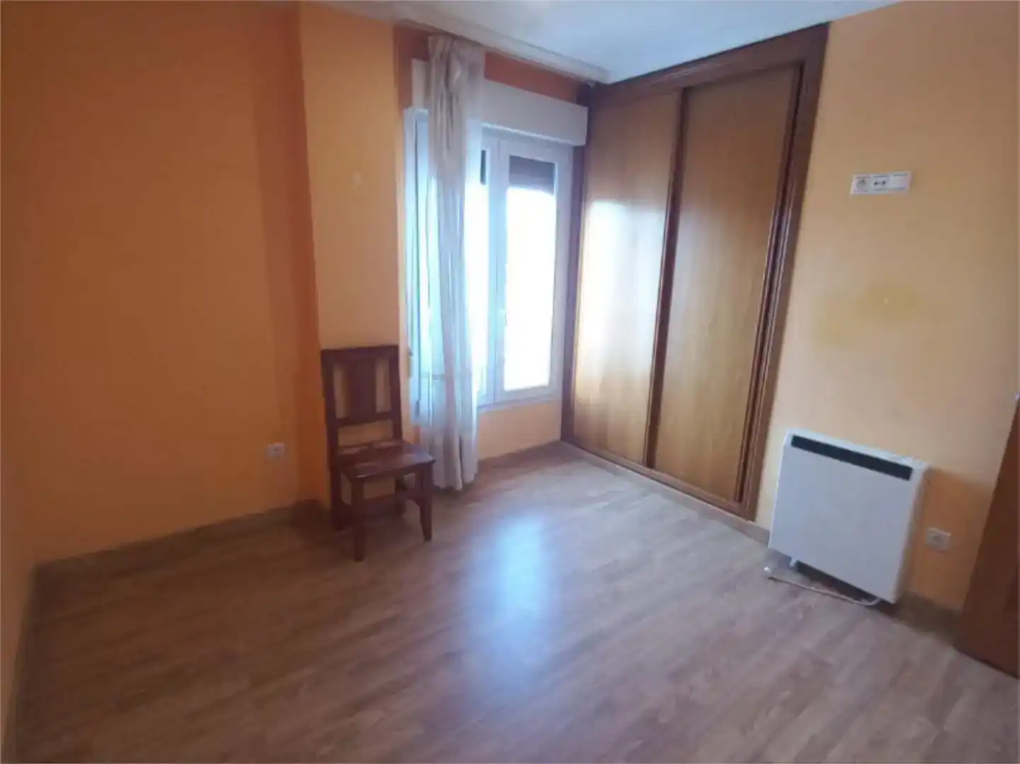 Dormitori de Pis en venda en A Illa de Arousa  amb Parquet, Traster i Balcó