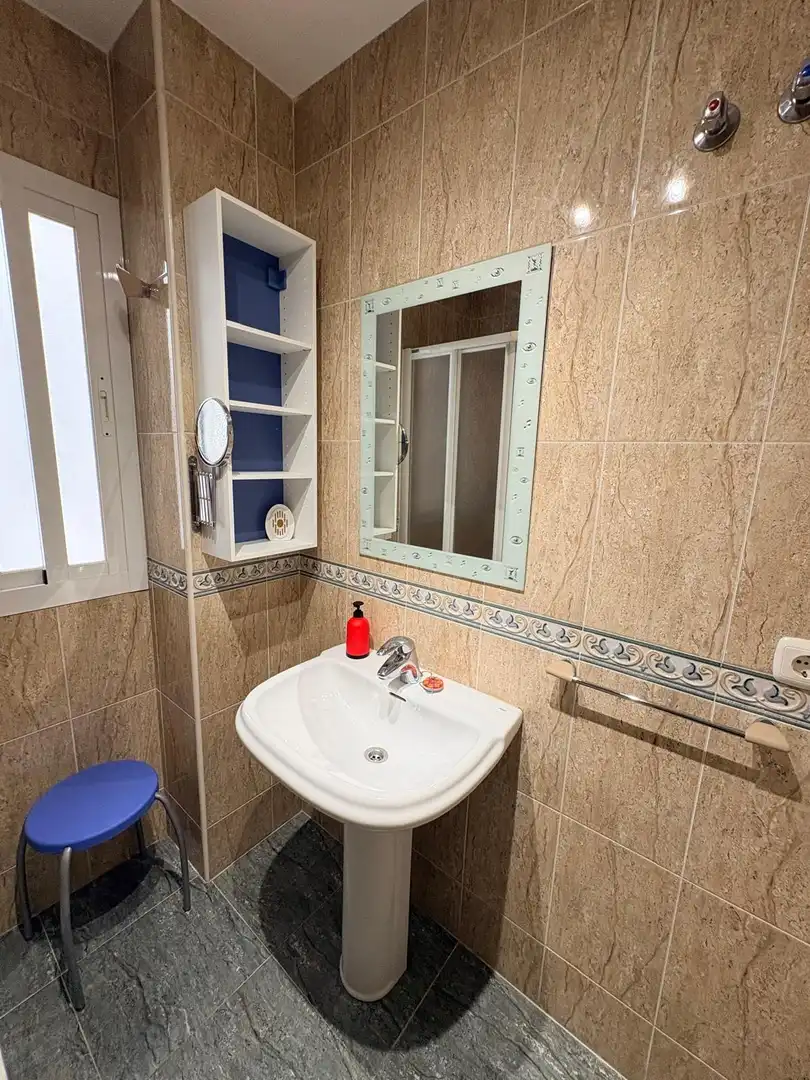 Baño de Piso de alquiler en Motril con Jardín privado, Terraza y Amueblado