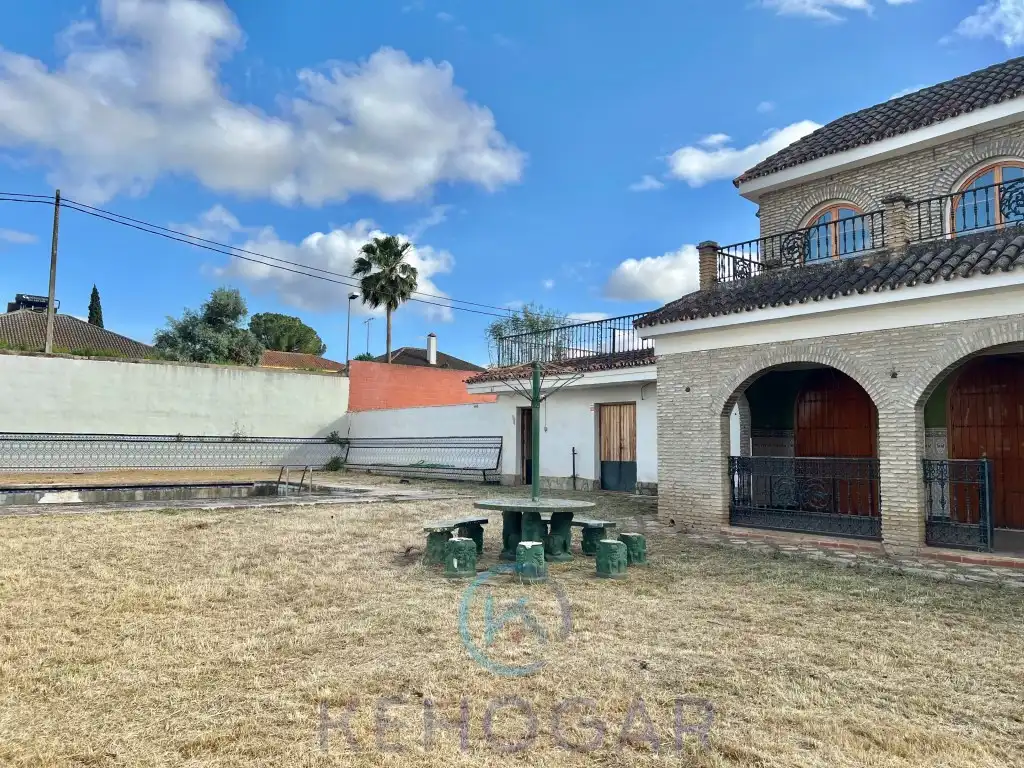 Vista exterior de Casa o chalet en venta en Dos Hermanas con Piscina