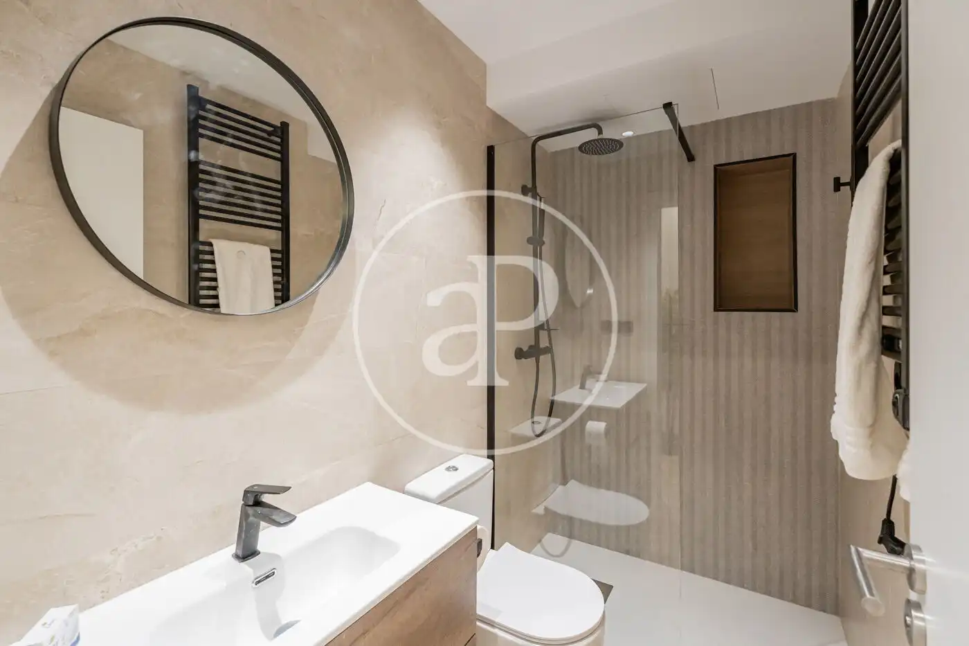 Bathroom of Flat for rent in Madrid  with Air Conditioner, Heating and Furnished