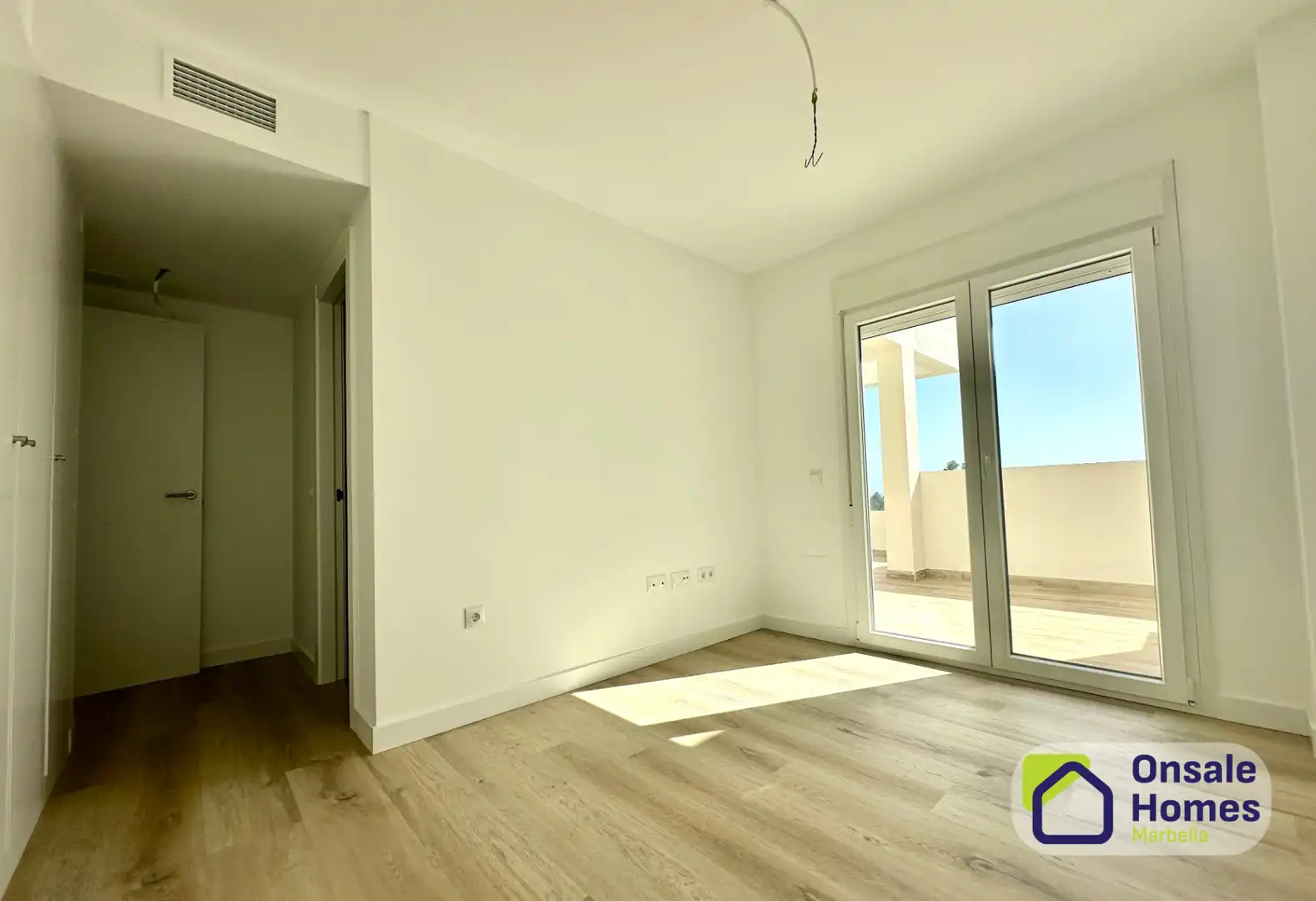 Schlafzimmer von Dachboden zur Miete in Marbella mit Klimaanlage, Terrasse und Abstellraum