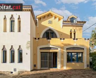 Vista exterior de Casa o xalet en venda en Vilanova i la Geltrú amb Terrassa, Piscina i Balcó