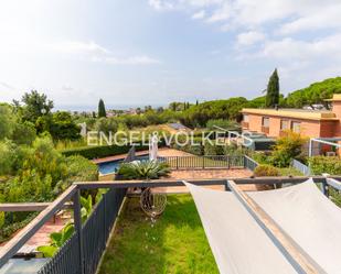 Exterior view of Single-family semi-detached for sale in Cabrera de Mar  with Air Conditioner, Terrace and Swimming Pool