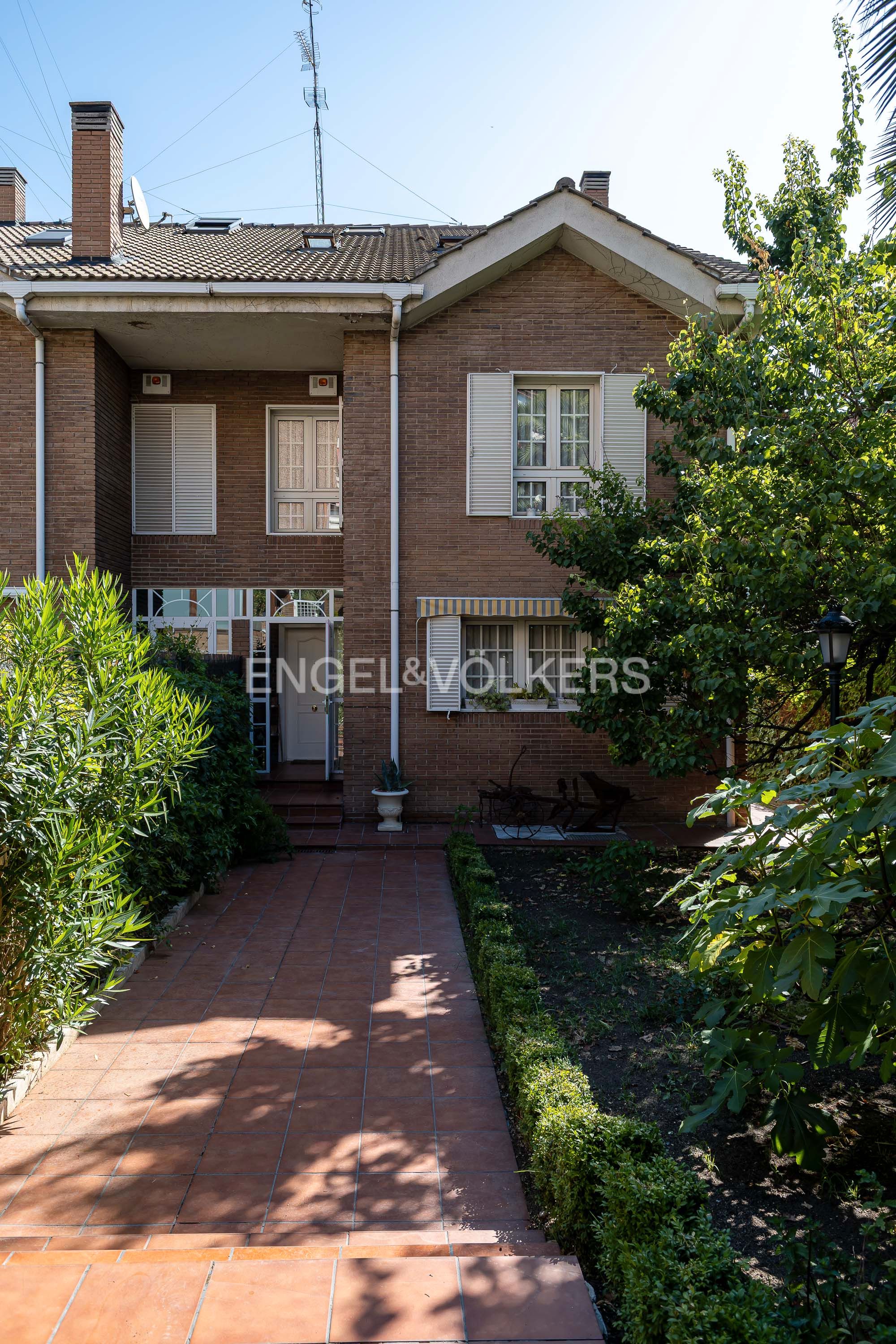 Exterior view of Single-family semi-detached for sale in  Madrid Capital  with Air Conditioner, Heating and Private garden