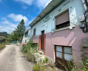 Vista exterior de Casa adosada en venda en Langreo amb Jardí privat i Traster