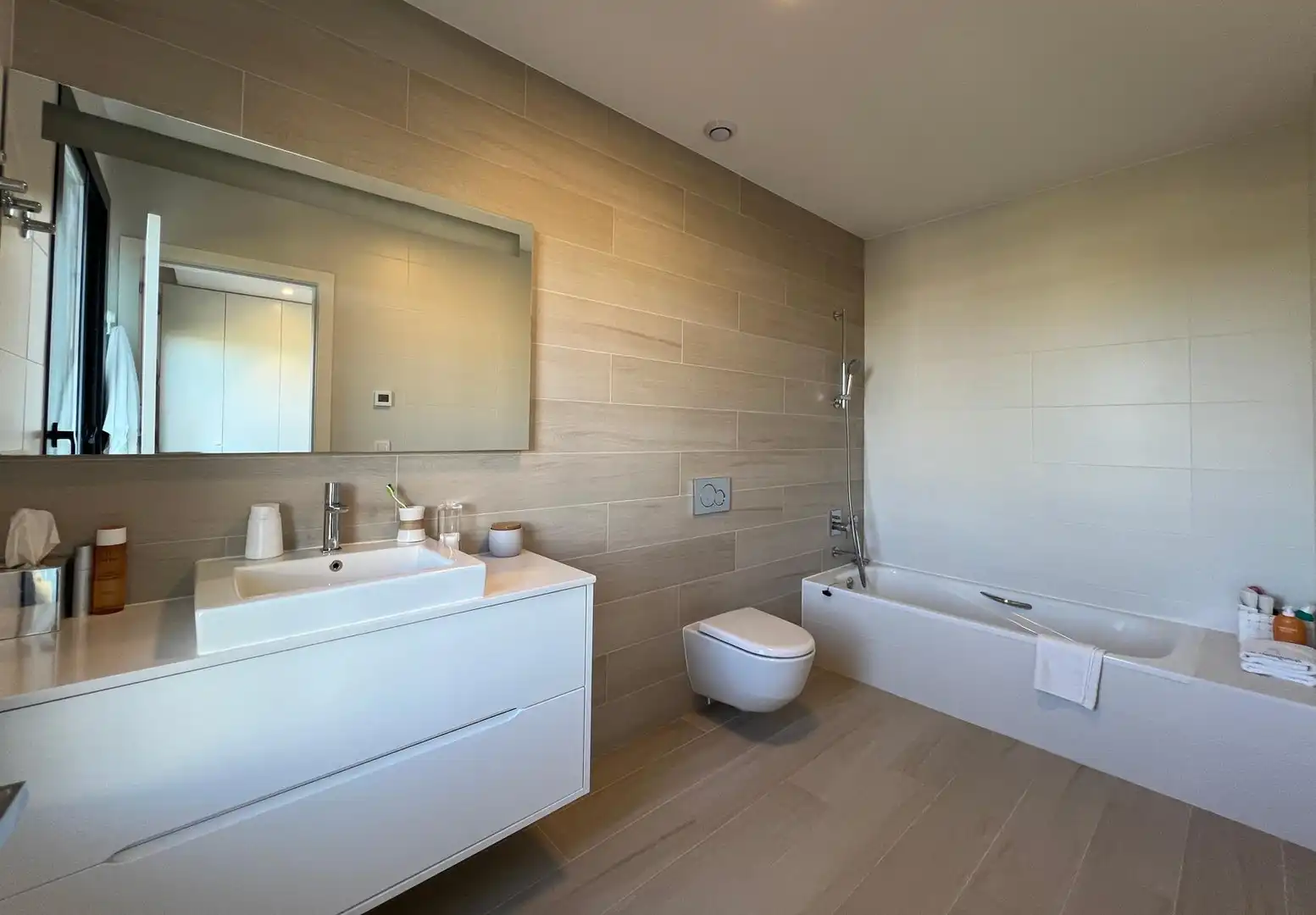 Baño de Apartamento de alquiler en Orihuela con Aire acondicionado, Calefacción y Jardín privado