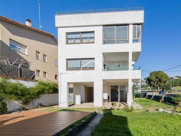 Detached house with balcony for sale in Camí a Alella