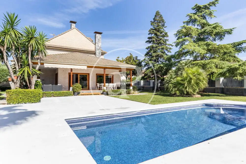 Vista exterior de Casa o xalet de lloguer en Madrid amb Aire condicionat, Calefacció i Jardí privat