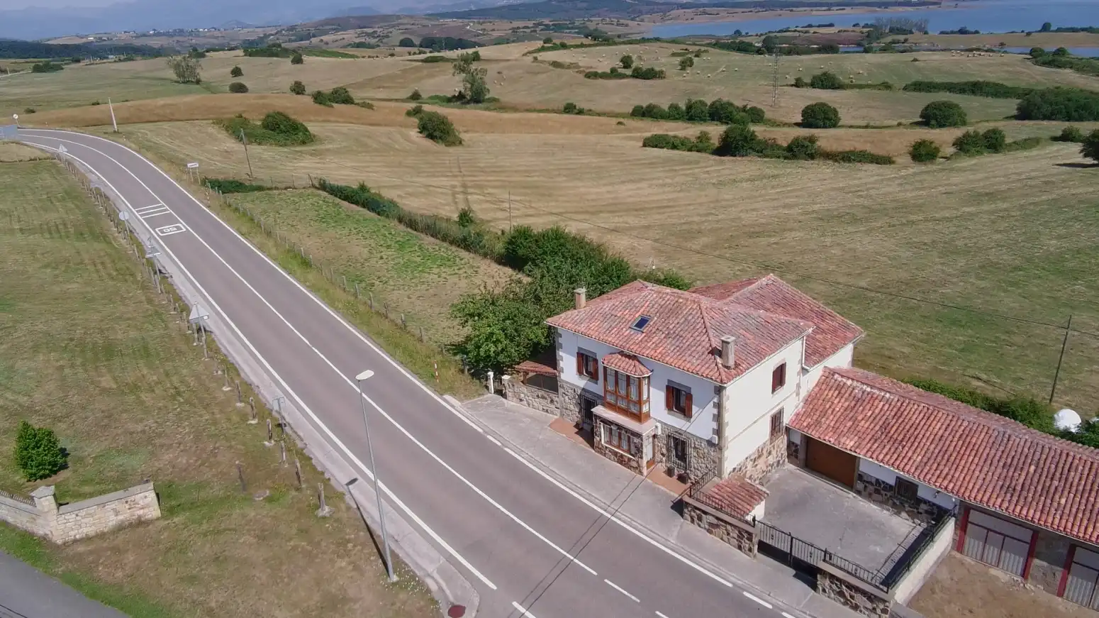 Vista exterior de Casa o xalet en venda en Las Rozas de Valdearroyo  amb Calefacció i Jardí privat
