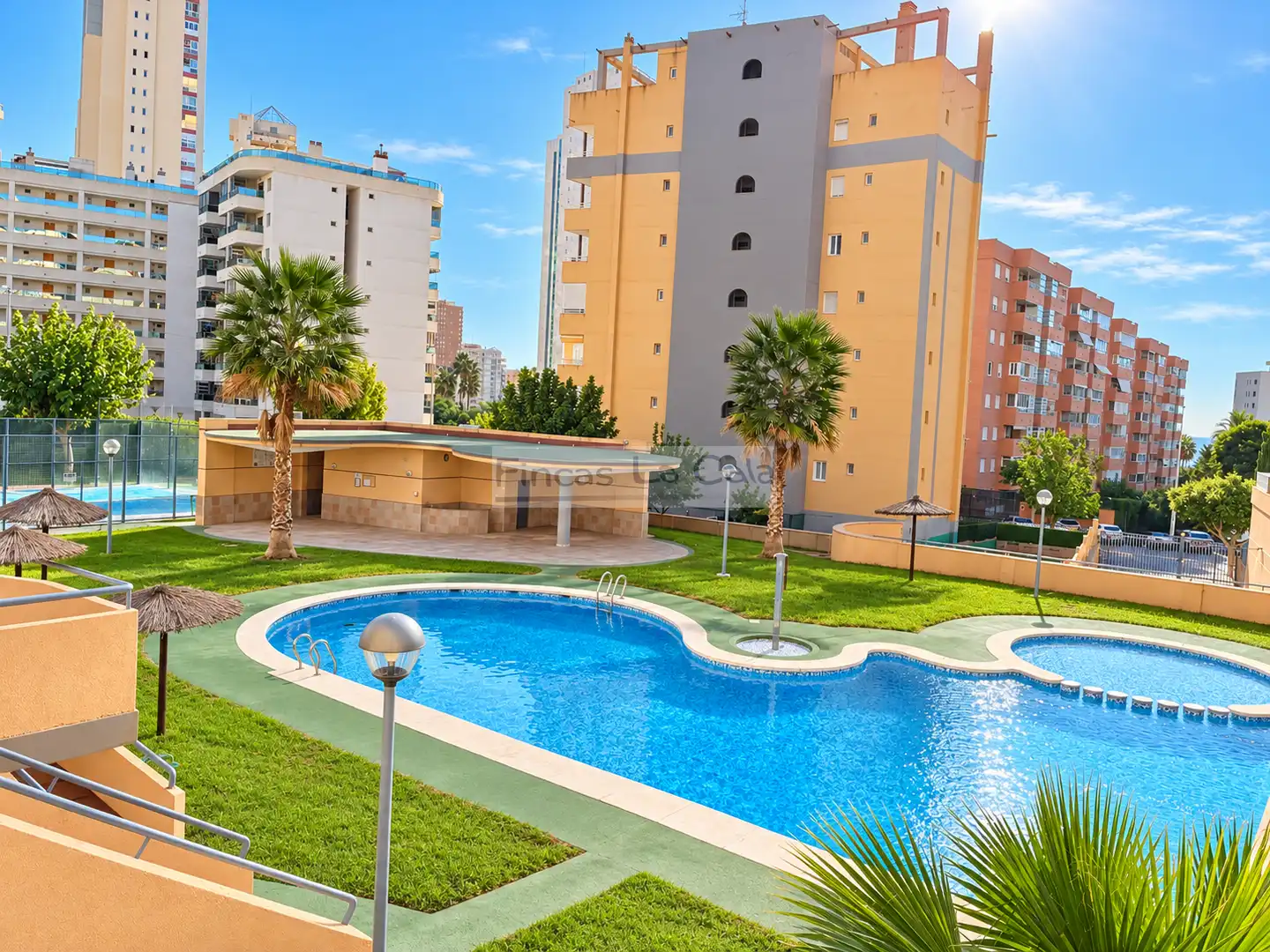 Apartamento con piscina en venta en levante 8