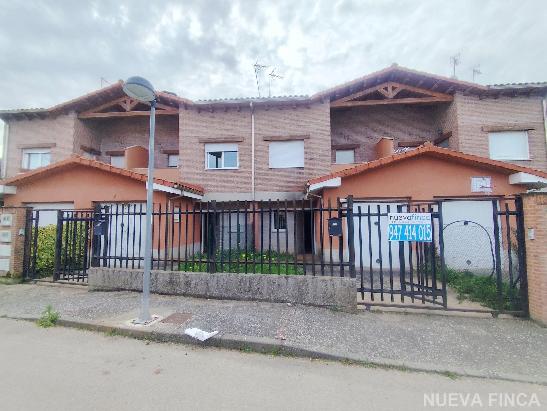 Vista exterior de Casa adosada en venda en Frandovínez amb Calefacció i Terrassa