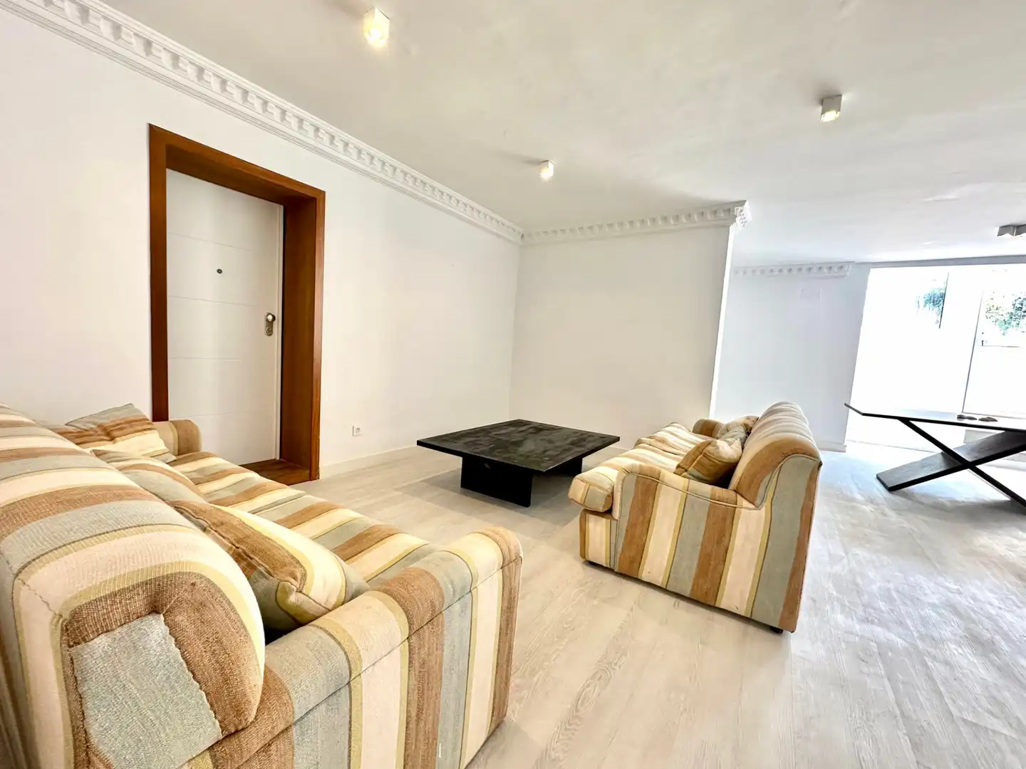 Wohnzimmer von Einfamilien-Reihenhaus zum Verkauf in Marbella mit Klimaanlage, Privatgarten und Terrasse