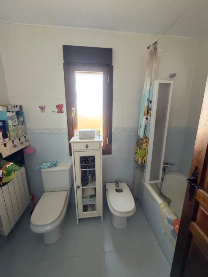 Baño de Casa adosada en venta en Valverde del Majano con Calefacción, Jardín privado y Horno