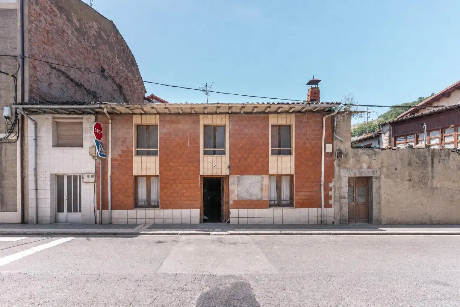 Vista exterior de Casa adosada en venda en Lena