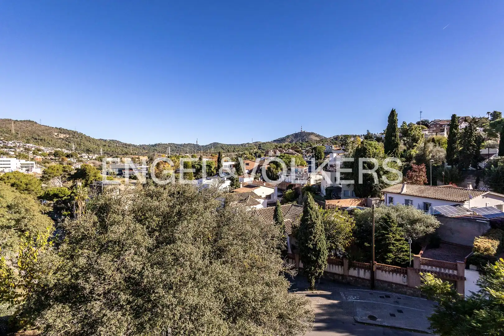 Vista exterior de Casa adosada en venda en Sant Just Desvern amb Calefacció, Jardí privat i Balcó