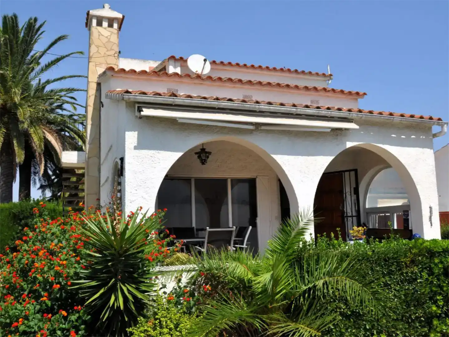 Exterior view of Houses for sale in Empuriabrava  with Air Conditioner and Swimming Pool